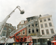 801282 Afbeelding van het blussen van de brand bij Ubica / Muskens Slaapcentrum (Ganzenmarkt 24) te Utrecht.